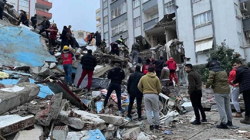 CRONICA ZILEI | Peste 150.000 de persoane din Turcia au rămas fără locuințe după ce cutremurul de luni și replicile care au urmat au cauzat prăbușirea a aproximativ 6000 de clădiri. (NYTimes)