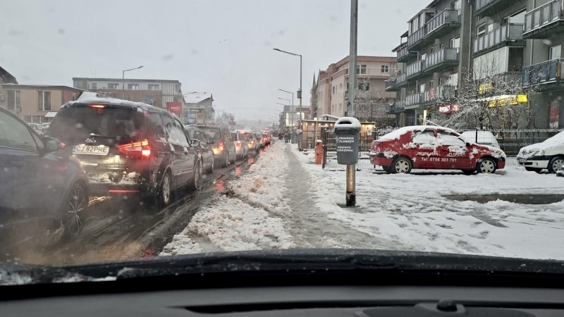 FLOREȘTI | Imagini recente de strada Eroilor,strada pe care ,,smartul,, pierde considerabil teren în fata zăpezii. Veterinare apasă tasta pentru deszăpezirea wireless 😉