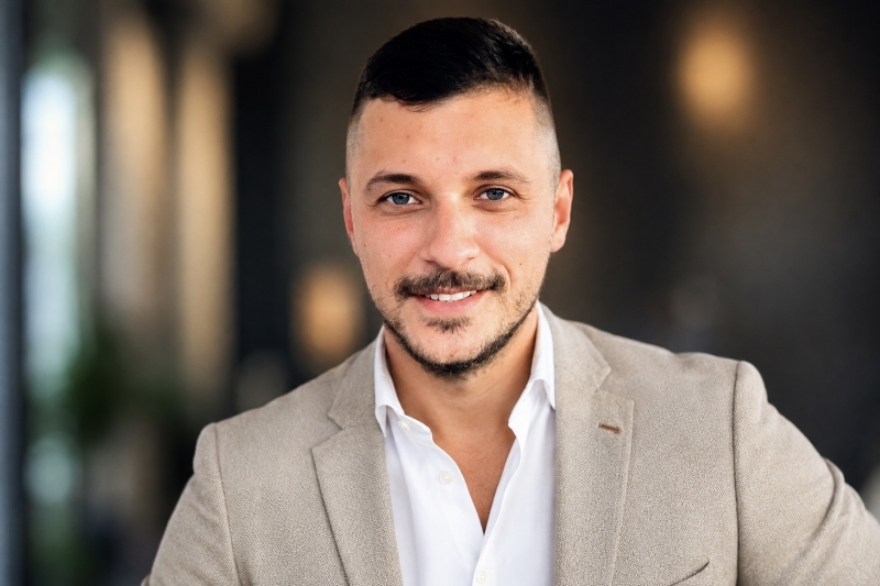     Un tânăr antreprenor dă de pământ cu AUR Câmpia Turzii! Suntem o generație care nu mai acceptă spectacolul „Aurist”. O generație care vrea rezultate!