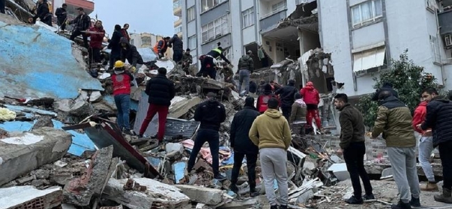 CRONICA ZILEI | Peste 150.000 de persoane din Turcia au rămas fără locuințe după ce cutremurul de luni și replicile care au urmat au cauzat prăbușirea a aproximativ 6000 de clădiri. (NYTimes)