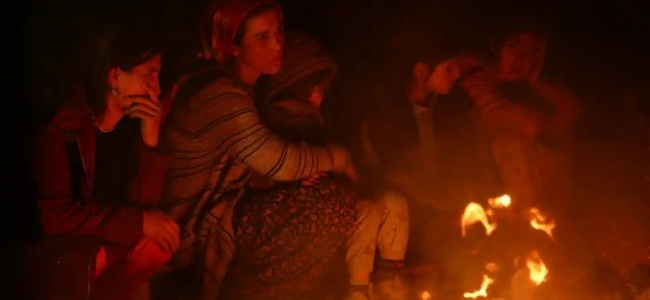 TURCIA | Foto - Mai multe persoane s-au strâns în jurul unui foc în Kahramanmaraş, Turcia, oraș afectat grav de cutremur. Çağla Gürdoğan/Reuters: