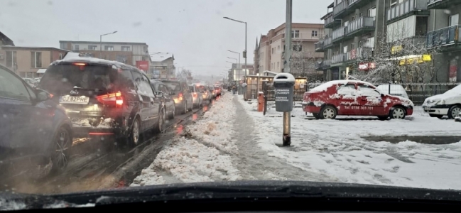 FLOREȘTI | Imagini recente de strada Eroilor,strada pe care ,,smartul,, pierde considerabil teren în fata zăpezii. Veterinare apasă tasta pentru deszăpezirea wireless 😉