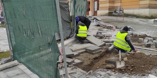 CLUJ-NAPOCA | CLUJUL CIVIC - Deși, în opinia primarului Boc, Esplanada din fața Teatrului Național a fost finalizată încă de la 1 decembrie 2022… iată că suntem după 3 luni de la momentul respectiv