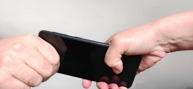 Floreștean arestat și controlat judiciar pentru că a furat 3 TELEFOANE mobile, în valoare de 3000 de lei. SFATURILE polițiștilor