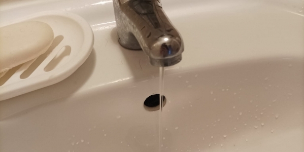 FLOREȘTI | De aseară nu avem apă pe str. Florilor în Florești. Domnilor din conducerea Primăriei Florești, domnilor consilieri locali PNL și UDMR, mai construiți blocuri, multe, fără cap, fără să vă gândiți la utilități, drumuri, 