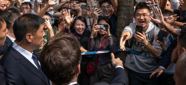 Fotografia dimineții este din China, de la întâlnirea președintelui francez Emmanuel Macron cu studenții chinezi
