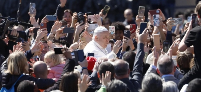Papa Francisc prezent în piața Sfântului Petru cu ocazia sărbătorilor de Paște