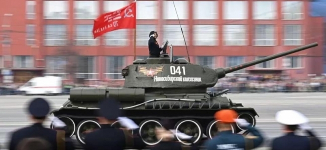 Un singur tanc principal de luptă, un T-34 din perioada celui de-al Doilea Război Mondial, a defilat la parada militară organizată la Moscova de Ziua Victoriei, care marchează victoria URSS împotriva Germaniei naziste