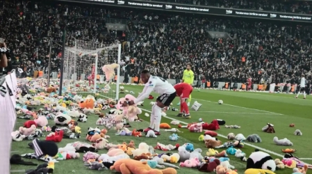 Suporterii echipei Besiktas Istanbul au răspuns apelului de a aduce la stadion jucării pentru copiii din Turcia și Siria afectați de cutremur