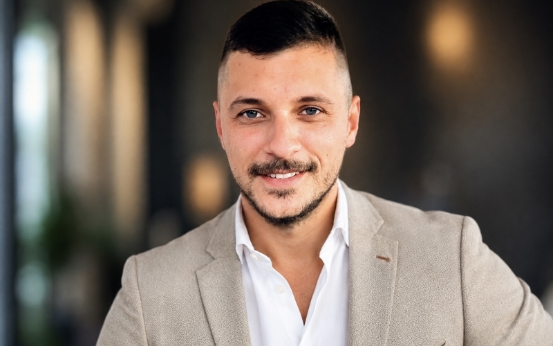     Un tânăr antreprenor dă de pământ cu AUR Câmpia Turzii! Suntem o generație care nu mai acceptă spectacolul „Aurist”. O generație care vrea rezultate!