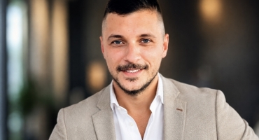     Un tânăr antreprenor dă de pământ cu AUR Câmpia Turzii! Suntem o generație care nu mai acceptă spectacolul „Aurist”. O generație care vrea rezultate!